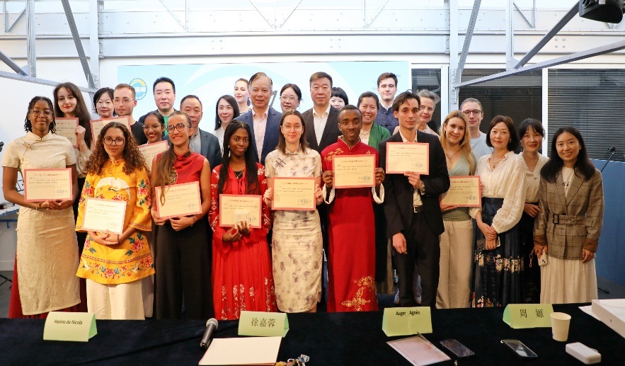 圖1：中國駐法使館公使陳力、教育公參周家貴與比賽師生、評委合影（圖片：巴黎西岱大學(xué)孔子學(xué)院）