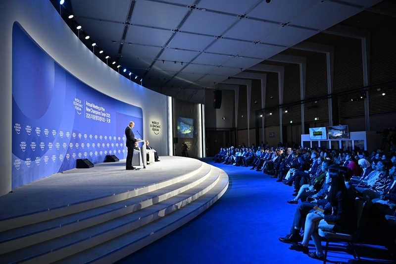 夏季達(dá)沃斯論壇丨第十六屆夏季達(dá)沃斯論壇在天津閉幕(1)XxjpsgC007382_20250626_PEPFN0A001.jpg